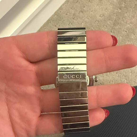 Gucci Silver Timepiece with White Face - Picture 2 of 8